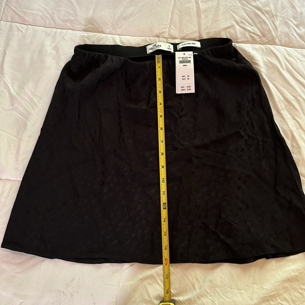 ✅Hollister Ultra high rise skirt . SMALL. Flowy, shimmery black on black pattern